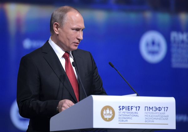 Президент РФ В. Путин на XXI Петербургском международном экономическом форуме. День второй