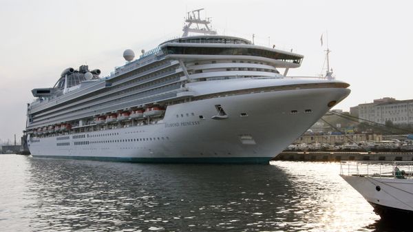 Один из крупнейших круизных лайнеров в мире Diamond Princess во Владивостоке