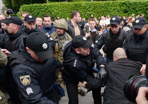 Акция протеста украинских радикалов против празднования Дня Победы