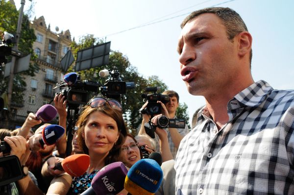 Уборка баррикад на Майдане в Киеве