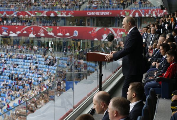 Президент РФ В. Путин и премьер-министр РФ Д. Медведев посетили первый матч Кубка конфедераций-2017 Президент РФ В. Путин и премьер-министр РФ Д. Медведев посетили первый матч Кубка конфедераций-2017