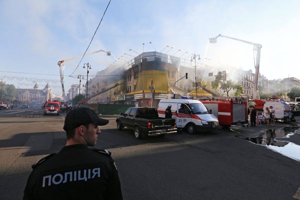 Последствия пожара в здании бывшего Центрального гастронома на Крещатике в Киеве