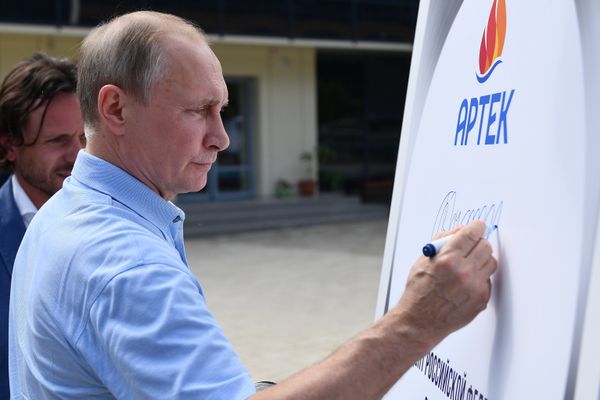 Президент РФ В. Путин посетил международный детский центр Артек Президент РФ В. Путин посетил международный детский центр Артек