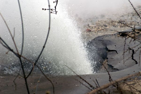Прорыв трубы горячего водоснабжения Прорыв трубы горячего водоснабжения
