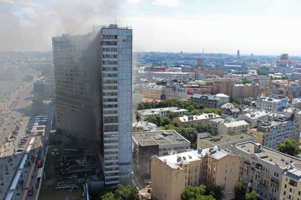 Высотное здание горит на Новом Арбате в Москве Высотное здание горит на Новом Арбате в Москве