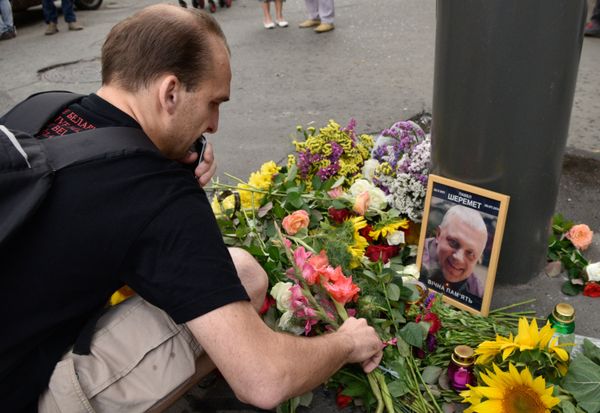 Цветы и свечи на месте гибели журналиста Павла Шеремета в Киеве