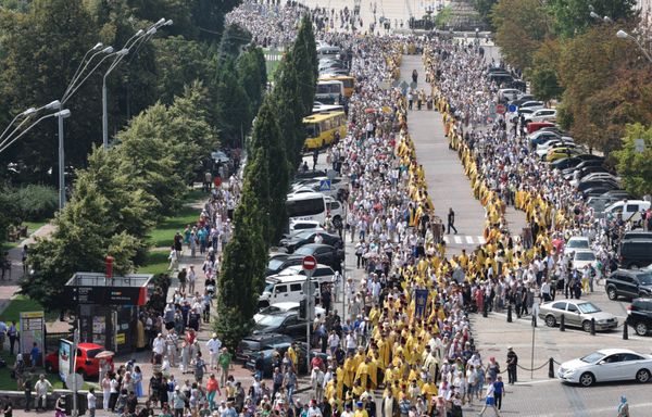 Крестный ход Украинской православной церкви в Киеве