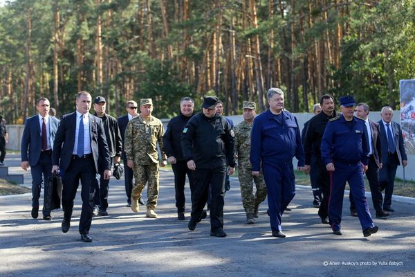 Арсен Аваков посетил учения ГСЧС в День спасателя Украины Арсен Аваков посетил учения ГСЧС в День спасателя Украины