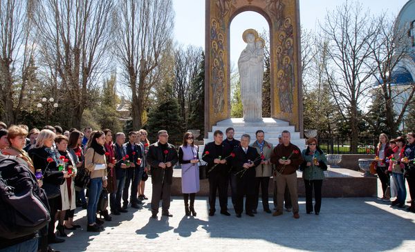Акция в Луганске в годовщину начала силовой операции на юго-востоке Украины Акция в Луганске в годовщину начала силовой операции на юго-востоке Украины