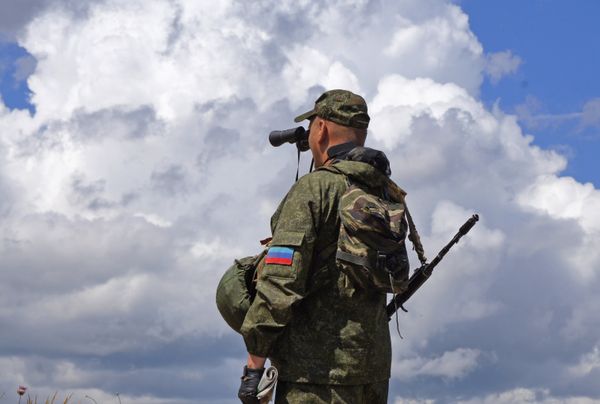 Военнослужащий Народной милиции ЛНР на позициях у линии соприкосновения в Донбассе Военнослужащий Народной милиции ЛНР на позициях у линии соприкосновения в Донбассе
