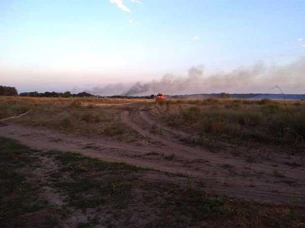 пожарный автомобиль в поле