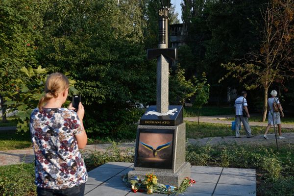 В Киеве открыли памятник в виде вонзённого в карту России меча В Киеве открыли памятник в виде вонзённого в карту России меча