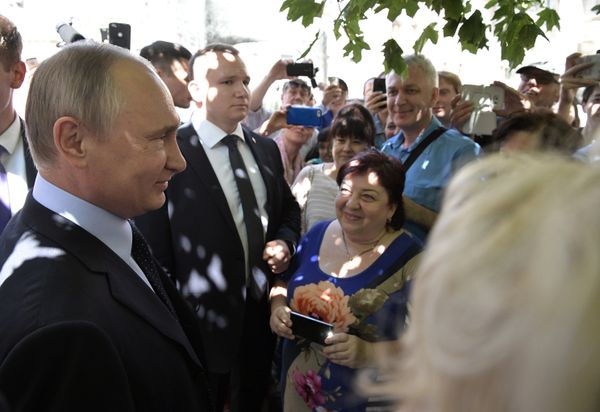 Президент РФ В. Путин поздравил с 90-летием Людмилу Алексееву