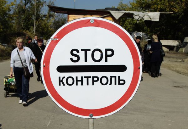 Ситуация в районе пропускного пункта Станица Луганская в Донбассе