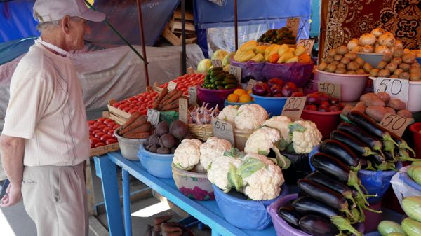Продажа овощей и фруктов на рынке в Донецке