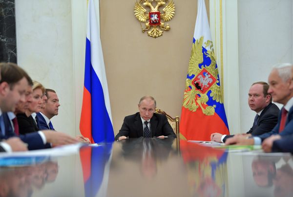 Президент РФ В. Путин провел совещание с членами Правительства РФ