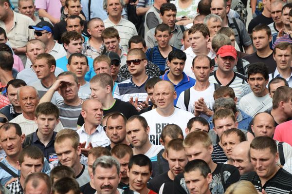 Шахтеры провели марш против военных действий в Донецке