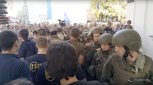 В Одессе силовики оцепили здание мэрии, между активистами и полицейскими произошла потасовка