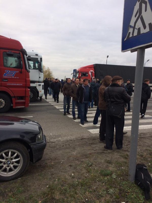 Шахтеры перекрыли дорогу