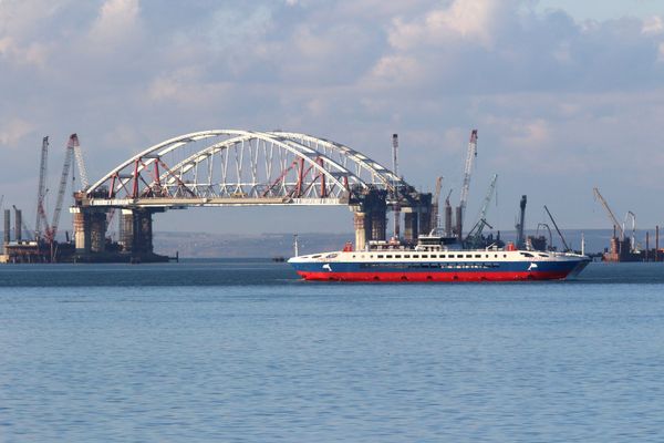 Автодорожная арка Крымского моста поднята на опоры