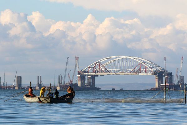 Автодорожная арка Крымского моста поднята на опоры