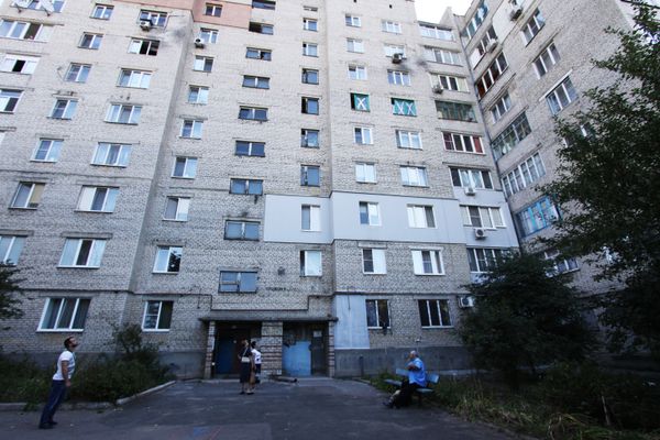 Последствия ночного обстрела в Донецке Последствия ночного обстрела в Донецке