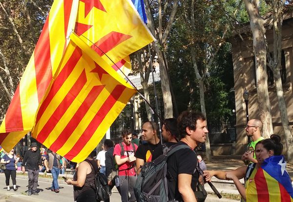 Акция у здания парламента Каталонии в поддержку провозглашения независимости Акция у здания парламента Каталонии в поддержку провозглашения независимости