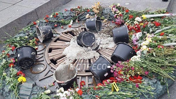 В Киеве вандалы залили цементом Вечный огонь В Киеве вандалы залили цементом Вечный огонь