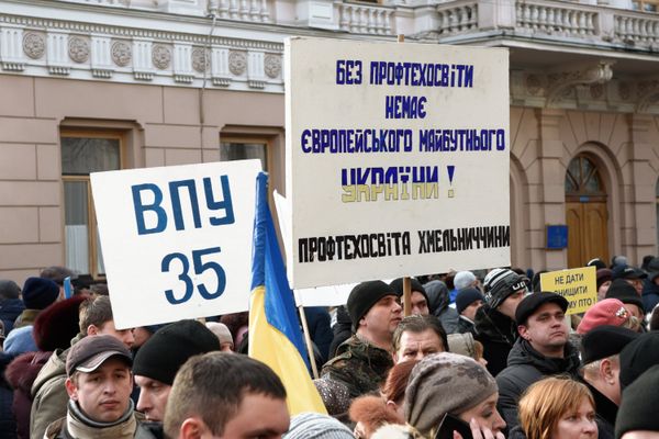 Митинг против уничтожения системы профессиональных училищ у здания Верховной рады в Киеве