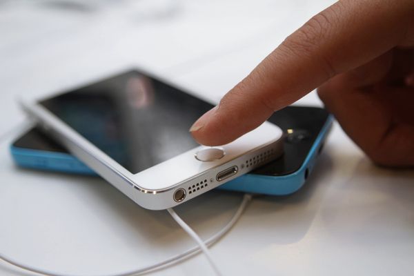 Официальный старт продажи iPhone 5s и iPhone 5c в Москве