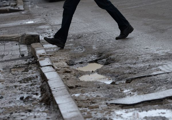 Разбитые дороги в Великом Новгороде Разбитые дороги в Великом Новгороде