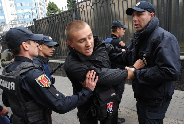 Акция протеста у российких диппредставительств на Украине Акция протеста у российких диппредставительств на Украине