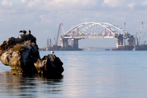 Автодорожная арка Крымского моста поднята на опоры