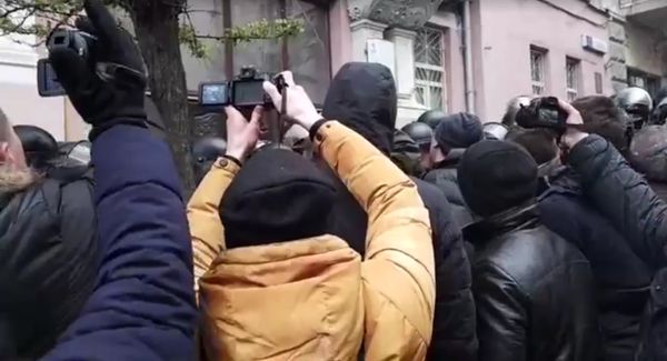 Саакашвили на крыше люди журналисты перед его домом