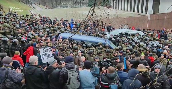 Микроавтобус с Саакашвили заблокирован в центре Киева Микроавтобус с Саакашвили заблокирован в центре Киева