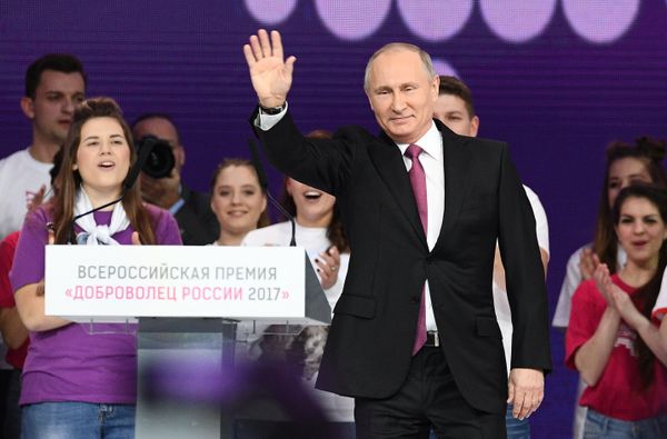 Президент РФ В. Путин принял участие в церемонии вручения премии Доброволец России - 2017 Президент РФ В. Путин принял участие в церемонии вручения премии Доброволец России - 2017
