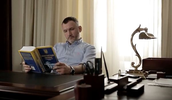 Ренат Равельевич Кузьмин (род. 12 июля 1967, Донецк) — заместитель Секретаря СНБО Украины, государственный советник юстиции 1 класса, государственный служащий 1 ранга, кандидат на пост Президента Украины в 2014 году