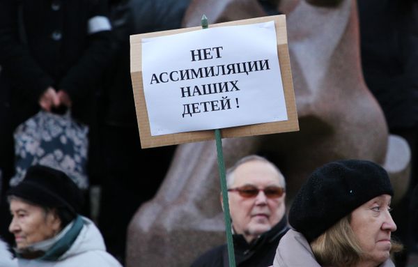 Шествие защитников русских школ в Риге