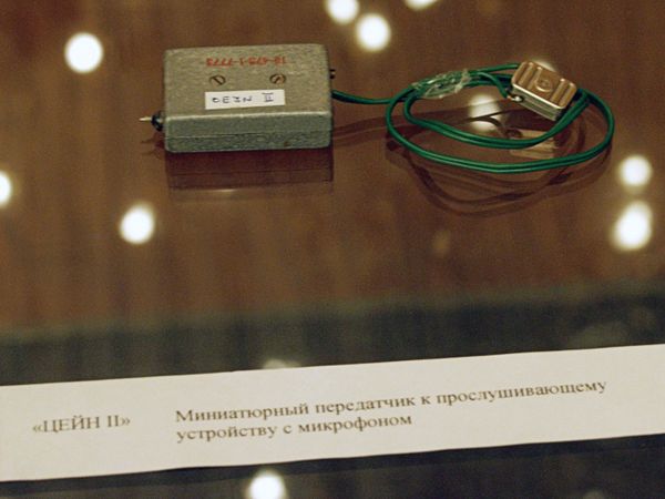 Экспонат выставки подслушивающих устройсв в Чешском центре в Москве