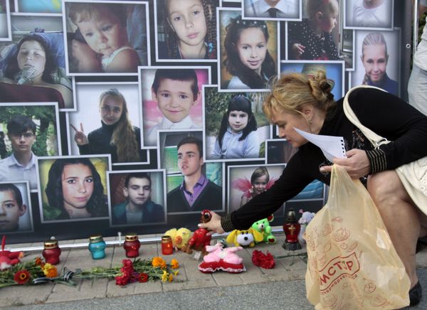 Памятное мероприятие Они не услышат последний звонок в Донецке Памятное мероприятие Они не услышат последний звонок в Донецке