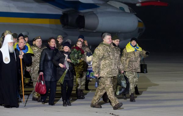 Самолет с переданными ДНР и ЛНР украинской стороне пленными приземлился под Киевом Самолет с переданными ДНР и ЛНР украинской стороне пленными приземлился под Киевом