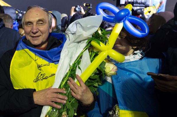 Самолет с переданными ДНР и ЛНР украинской стороне пленными приземлился под Киевом Самолет с переданными ДНР и ЛНР украинской стороне пленными приземлился под Киевом