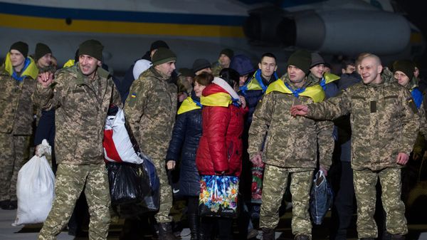 Самолет с переданными ДНР и ЛНР украинской стороне пленными приземлился под Киевом