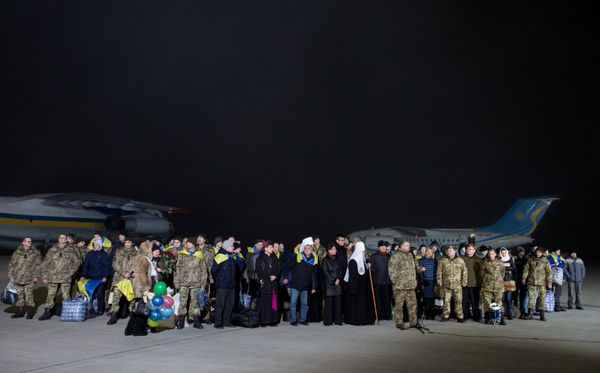 Самолет с переданными ДНР и ЛНР украинской стороне пленными приземлился под Киевом
