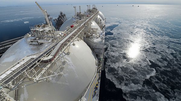 Танкер-газовоз Гранд Анива на территории первого в России завода по производству сжиженного газа (СПГ)