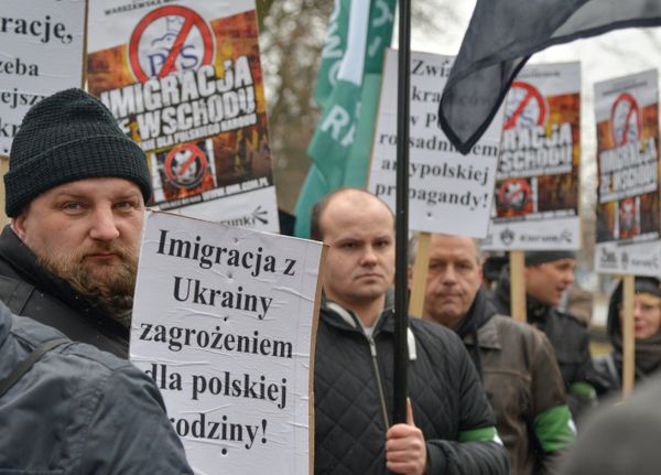 Митинг в Варшаве против возросшего числа украинских мигрантов Митинг в Варшаве против возросшего числа украинских мигрантов