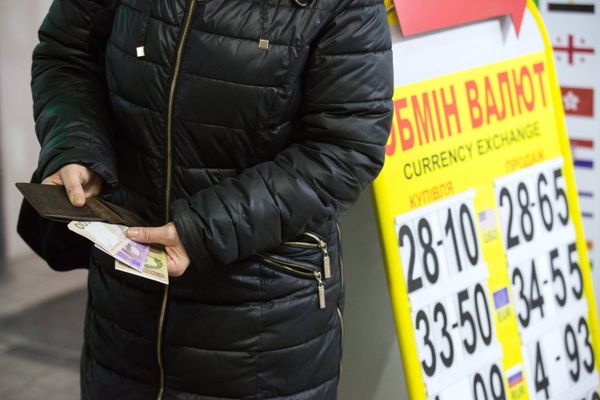 Курс гривны опустился ниже исторического минимума Курс гривны опустился ниже исторического минимума
