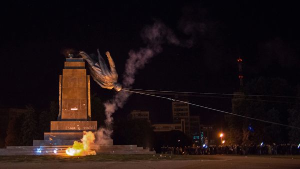 В Харькове снесли памятник Ленину