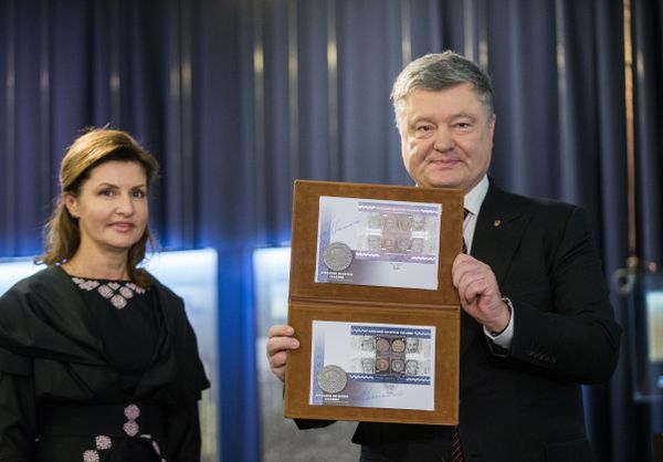 Петр и Марина Порошенко на торжественной церемонии гашения почтовой марки в честь 100-летия провозглашения независимости Украины Петр и Марина Порошенко на торжественной церемонии гашения почтовой марки в честь 100-летия провозглашения независимости Украины