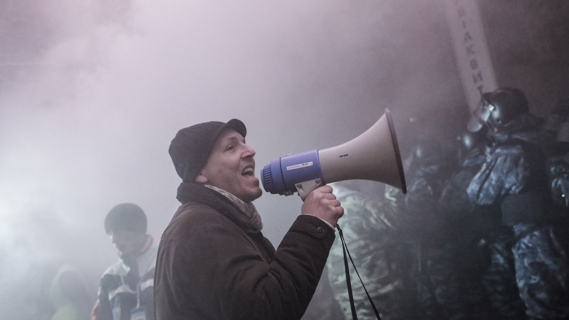 Внутренние войска начали штурм лагеря митингующих на Майдане - РИА Новости, 1920, 30.08.2025